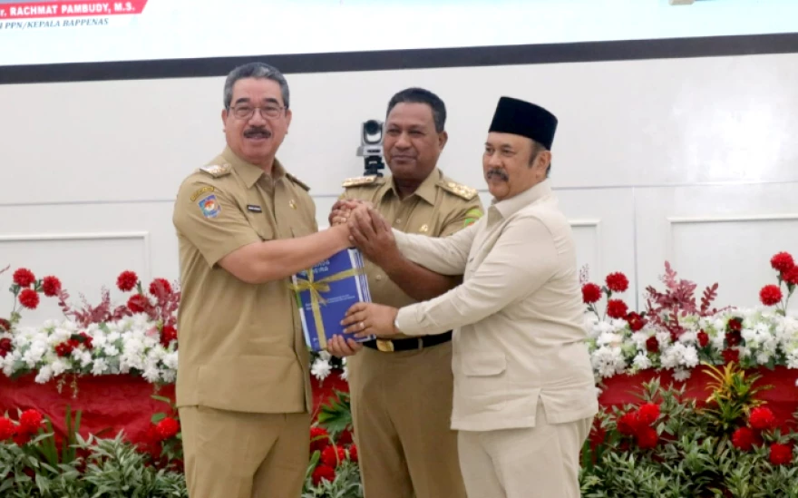 Menteri Bappenas Serahkan Masterplan Pengembangan Kawasan Banda Neira kepada Gubernur Maluku