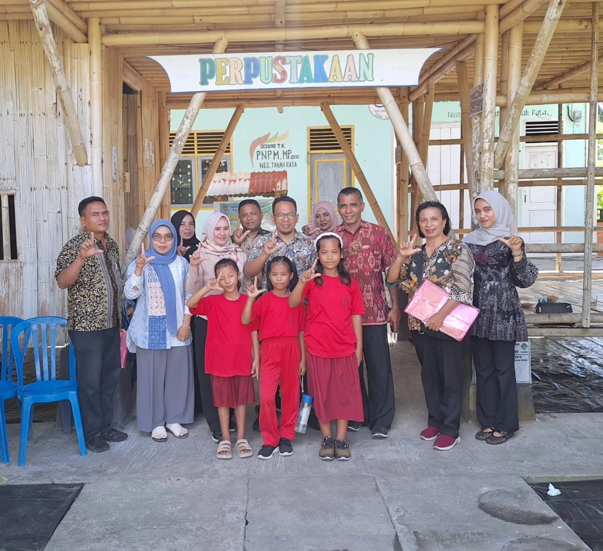 Disperpusda Maluku Tengah Kunjungi Perpustakaan Rumah Bambu Negeri Tanah Rata, Dorong Budaya Literasi Masyarakat